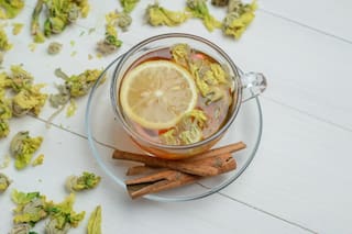 Té de hierba de San Juan, las propiedades medicinales de la planta “mágica” de las flores amarillas