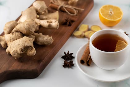 El té de jengibre alivia los síntomas de la gripe, lo ideal es combinarlo con una gotas de jugo de limón o algún otro cítrico para potenciar su resultado