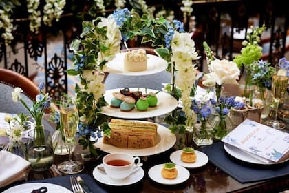 El té de la tarde de Lanesborough incluye pasteles y decoraciones temáticas.