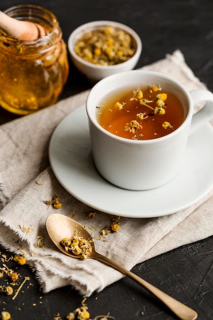 El té de manzanilla contiene propiedades antioxidantes, minerales y vitaminas