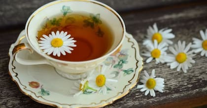 El té de manzanilla tiene propiedades calmantes y es una fuente natural de melatonina