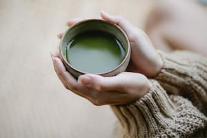 Cómo se prepara el té japonés que previene el envejecimiento y desintoxica el cuerpo