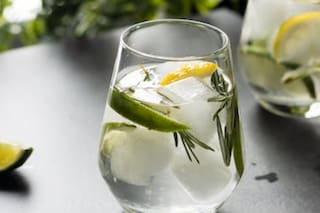 Cuáles son los beneficios que aporta el té de romero con limón y por qué no hay que beberlo todos los días