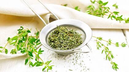 El té de tomillo y la preparación de infusiones para vaporizar son dos métodos sencillos para aprovechar sus propiedades