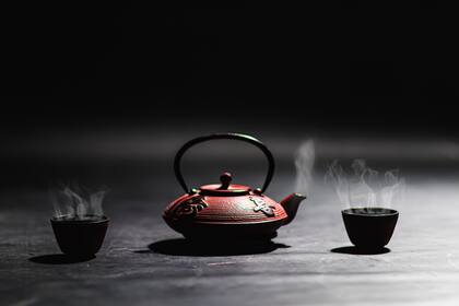El té oolong contiene catequinas, compuestos bioactivos que poseen poderosas propiedades antioxidantes y antiinflamatorias