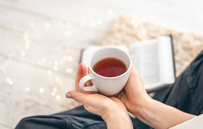 El té también contiene muchos compuestos beneficiosos, y beberlo se ha asociado con una mejor salud cardíaca y una vida más larga