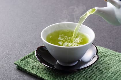 El té verde es rico en antioxidantes y compuestos antiinflamatorios que ayudan a mejorar la sensibilidad a la insulina