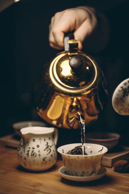 El té verde es rico en catequinas y antioxidantes, favorece la salud cardiovascular y cerebral, además de mejorar la función metabólica