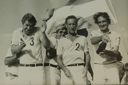 El team de Coronel Suárez jugó en varias oportunidades en representación de Argentina. En esta imagen se ve a los hermanos Harriott, Juan Carlos y Alfredo, con los hermanos Horacio y Alberto Pedro Heguy en la despedida en Retama, en 1980.
