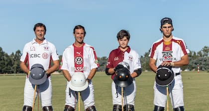 El team de La Aguada estuvo compuesto por Ignacio, Miguel, Silvestre y Simón Novillo Astrada, que usaron cuatro camisetas históricas y diferentes del club.