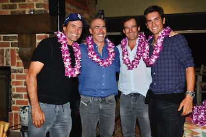 El team de La Dolfina casi completo. Adolfito, Agustín Nero (en representación de su hermano, Juan Martín, que no pudo estar), “Pelón” Stirling y Poroto, celebran con clásicos leis hawaianos el partnership del equipo de Cañuelas con Hawaii Polo Life.