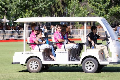 El team de UAE va al podio después de ganarle por 15-12 a Los Machitos El Refugio. En primer plano se lo ve a Juama Nero con su hija, Victoria, y a Tomás Panelo