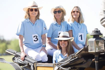 El team Mar del Plata: Emilia Serantes, Luisa Miguens, Sol Rueda y Karin Mihanovich, en representación de su tía, Sonia Mihanovich, que murió años atrás y además fue campeona argentina de golf. 
