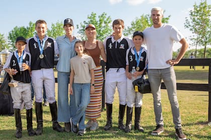 El team y
parte de su
hinchada. Pedro Chavanne, Artemio
Figueras,
Delfina y su
hija Alba,
Elina, Rufino
Laulhé, León
Donoso e
Hilario
Figueras.