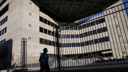 El Teatro Argentino, con grafitis en sus paredes, fue enrejado