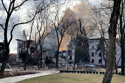 El teatro bombardeado en la ciudad de Mariupol