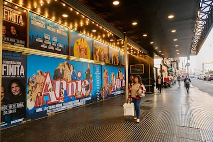 El Teatro Broadway copado por las imágenes de Annie, uno de los tanques actuales
