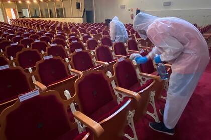 El teatro Carolina Coronado se abre el camino a la ‘nueva normalidad cultural’ en Extremadura, España. La sala posee 600 butacas pero salen a la venta 180. Para controlar el flujo de público la salida será por la puerta de emergencia.