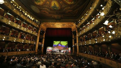 El teatro Colón de Colombia se engalanó para la ceremonia histórica