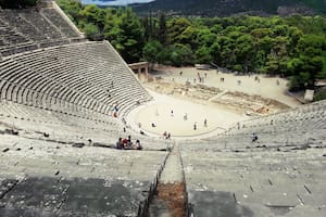 El teatro griego que sigue funcionando después de casi 2400 años