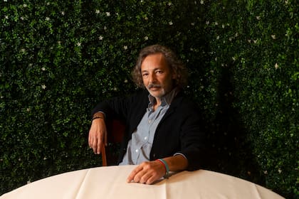 "El teatro es terapéutico, y ya rozarlo te hace bien. Me profesionalicé lamentando no hacer una carrera universitaria, porque siempre me gustó estudiar", dice el actor