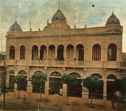 El Teatro Marconi, ubicado en Rivadavia 2314 en 1904. Uno de los que terminó implementando la prohibición de los sombreros.