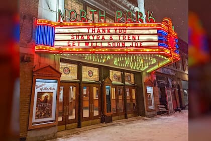 El teatro North Park hizo un sencillo pero emotivo tributo a la valiente pareja en su marquesina