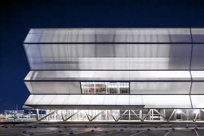 El Teatro Regional del Biobío (2018), a orillas del río Biobío, en Concepción, ha sido comparado con una linterna de papel