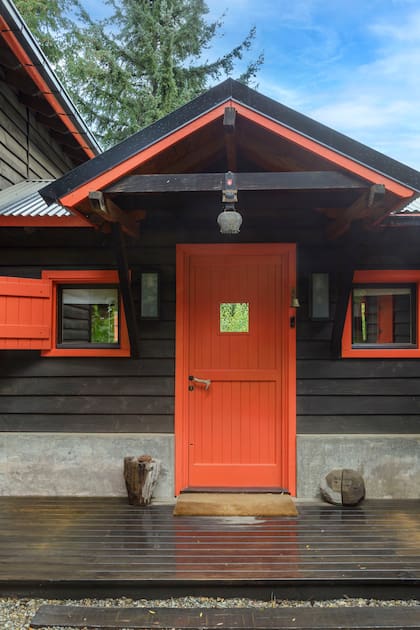 El techo a dos aguas que cubre la puerta principal fue una mejora que llegó con los años; de esa manera, se encuentra más rápido el reparo de la lluvia y la nieve.