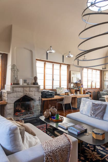 El techo alto, de cañón abovedado y con claraboya en el centro, le da personalidad al departamento de Mónica Schuvaks