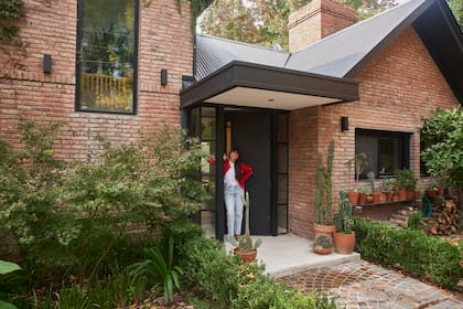 El techo, antes de tejas, ahora es de chapa acanalada. Conservaron la fachada original de ladrillos.