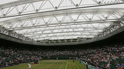 El techo cerrado en la cancha central de Wimbledon por la lluvia