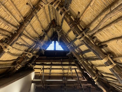 El techo de la casa tiene madera, cañas y sogas.