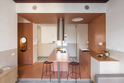 El techo de la cocina se bajó para ocultar una viga y las instalaciones del aire acondicionado. Banquetas Edge (HAY).