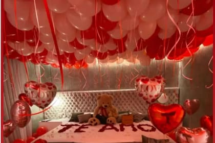 El techo de la habitación, plagado de globos rojos y rosas para conmemorar el día de los enamorados