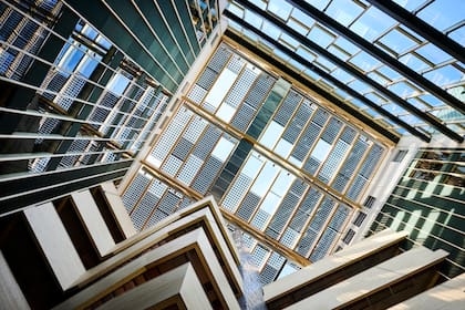 En el proyecto Lumi, el techo de la nueva área común fue equipado con es solares para generar energía in situ, pero sin perder el paso de luz natural.