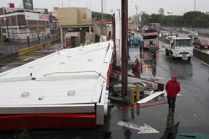El techo de una estación de servicio en Ciudadela colapsó sobre un auto en el que había cuatro personas,no hubo heridos