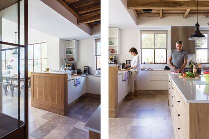 “El techo de vigas rústicas le da carácter a la cocina”, describe el arquitecto Luis Doucet. Se hizo en guayubira, una madera dura ideal para exteriores y elementos estructurales.