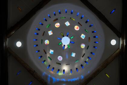 El techo del salón de usos múltiples, con vidrios de botellas que dejan filtrar la luz.