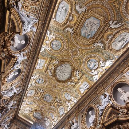 El techo del salón denominado "el pequeño Versalles", que es un comedor para 40 personas