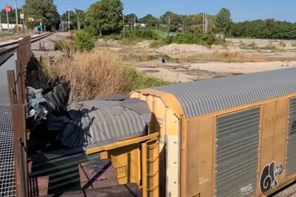El techo del tren chocó contra un puente que no era lo suficientemente alto para permitir el paso