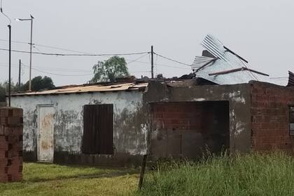 El techo destrozado de una casa