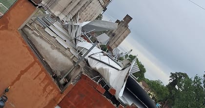 El techo destruido del salón en Junín