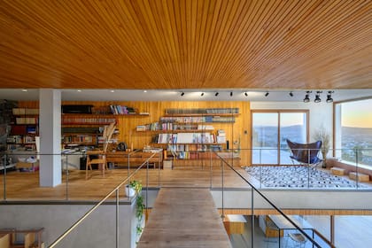 El techo es de paraíso, con un machimbrado de tipo inglés (Estudio Schlatter). Aprovechó los sobrantes para revestir la espalda de la biblioteca, que montó con estantes reutilizados de un viejo bar.