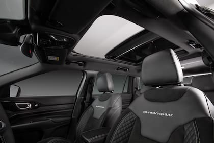 El techo interior es de color negro y cuenta con apertura en ambos modelos
