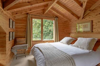 El techo más bajo en el dormitorio acentúa su calidez y cobijo.