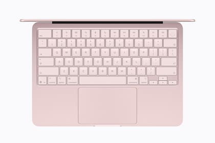 El teclado de la MacBook Neo no tiene retroiluminación. La versión con TouchID es más cara, pero duplica el almacenamiento base a 512 GB