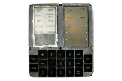 El teclado DSKY, diseñado por Raytheon Corporation, el método por el cual los astronautas se comunicaron con las computadoras a bordo del Comando del Apolo y los módulos lunares