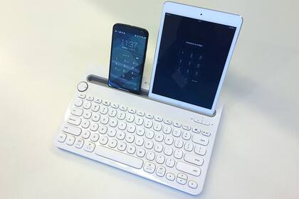 El teclado inalámbrico Logitech K480 junto al Motorola Moto X y el Apple iPad mini