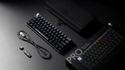El teclado mecánico Logitech G Pro X 60 viene con su propio estuche, un cable para cargar su batería y una antena para vincularlo con la PC